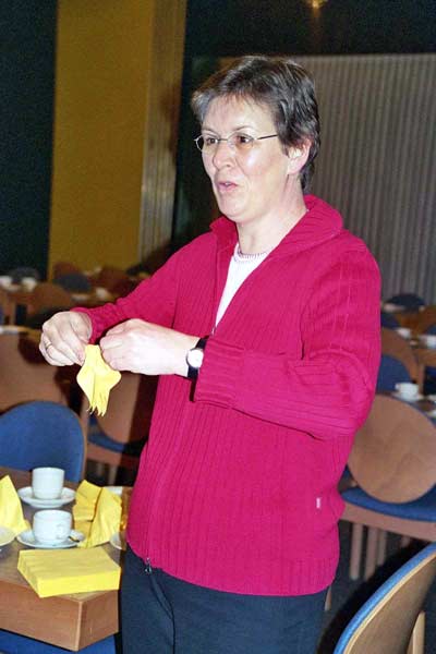 Vorbereitung - viele Servietten wollen gefaltet werden