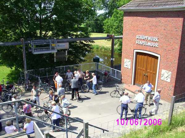 Erste Rast und Sammelpunkt am Schöpfwerk Stapelmoor