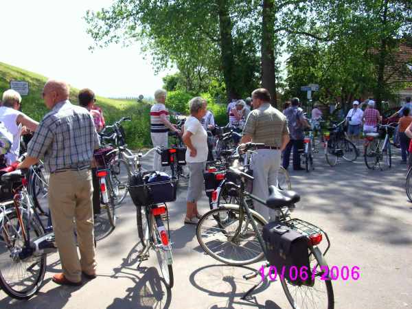 Weiterfahrt nach einer Rast in Mittlingmark mit Kaffee bzw. Tee und Kuchen