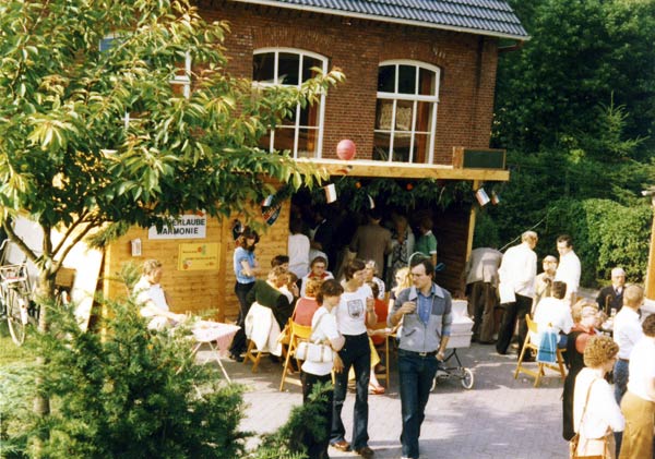 Die fertige Weinlaube in vollem Einsatz und wie man sieht, gut besucht