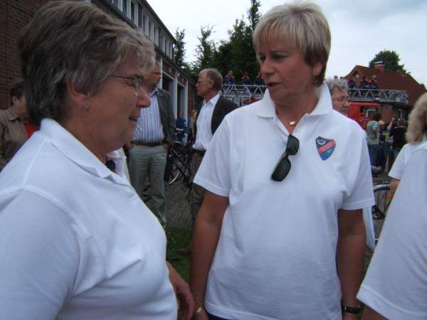 Die Vorsitzende gibt letzte Anweisungen.