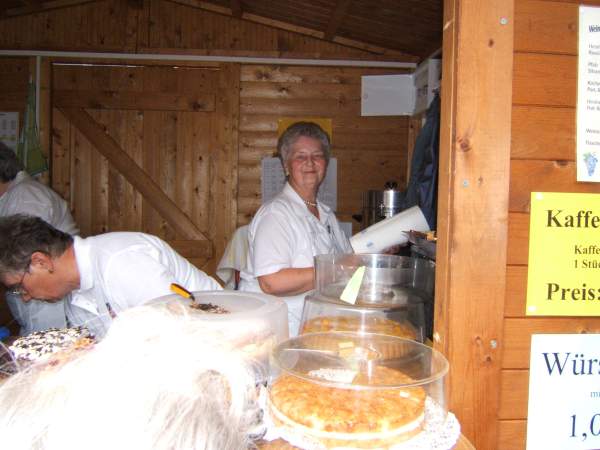 In der Weinlaube stehen schon allerlei Leckereien bereit