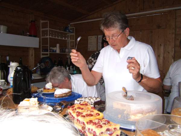 Hier wird die Torte mit der Gabel dirigiert