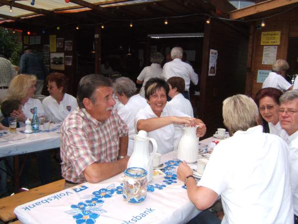 Man lässt es sich bei Kaffee, Tee, Kuchen und Torte gut gehen