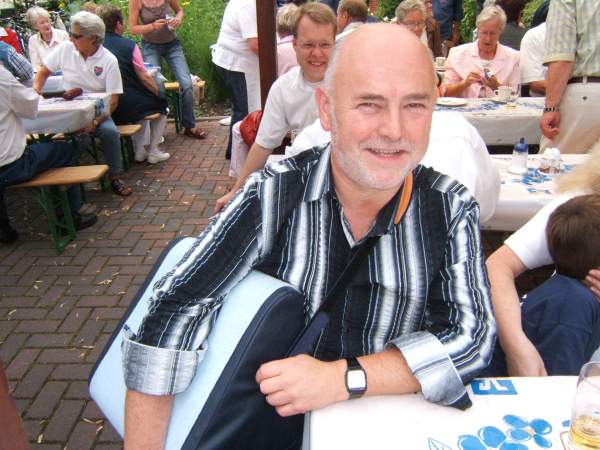 Da kommt ja endlich mein Kaffee. Und wo ist der Kuchen?