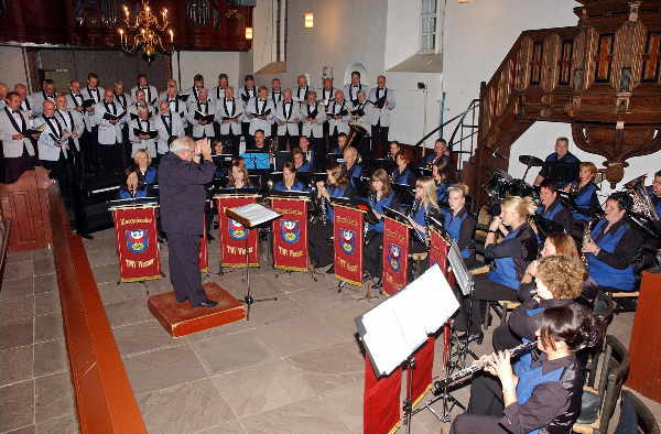 Es singt der MGV der Harmonie zur Musik des Blasorchesters des TMV Weener.
