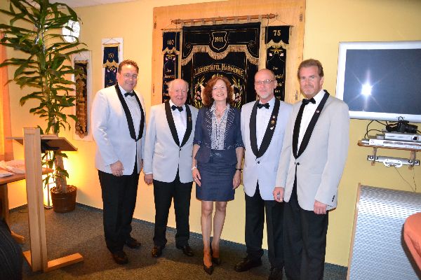 Gruppenbild mit Dame