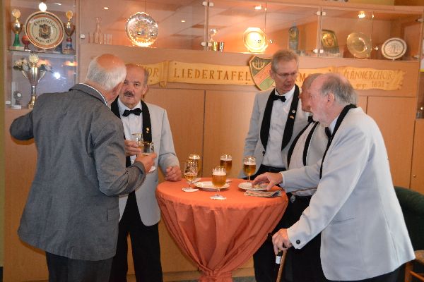 Und wenn ich Mitglied werde, bekomme ich auch so einen schönen Smoking?