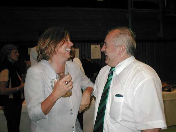 Ein Bierchen lockert die Stimmung