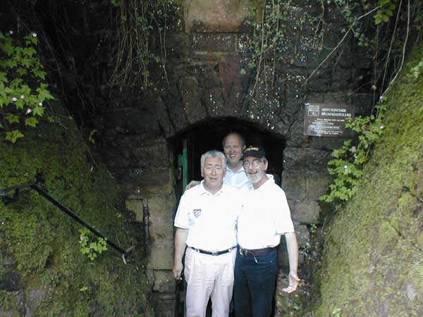 Vor dem historischen Brunnenstollen