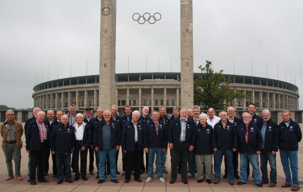 Der Männerchor vor dem Berliner Olympiastadion
