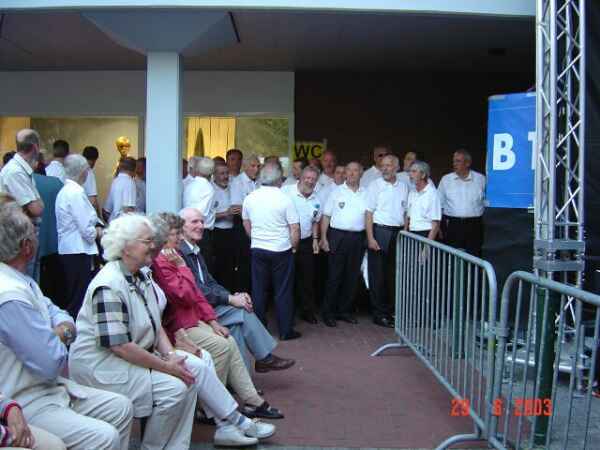 Publikum hinter Gittern