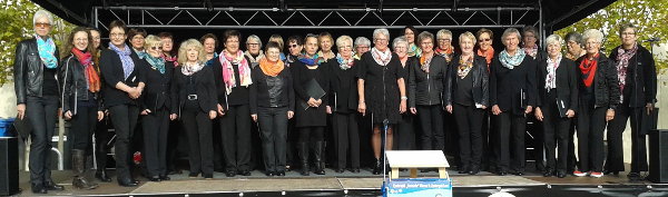 Die Chorgemeinschaft auf der van Hese-Bühne